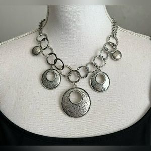 💥4/$10  Silver hammered disc's necklace, NWT